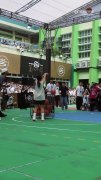 感受一下三分之神库里的神秘力量 小姑娘投篮连续命中