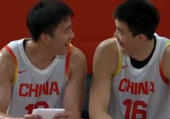 这下打开心了！王俊杰和焦泊乔在替补席面对面相视大笑