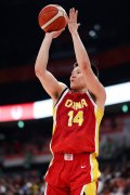 敢打敢拼！李弘权小组赛场均9.5分6板2.5助 投篮命中率53.3%