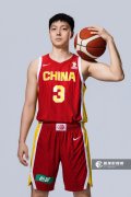 胡明轩：我们现在每场都是全力拼对手 3场小组赛大家都做得非