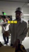 本尊的肯定！球迷剪带有库里品牌logo的发型 库里看后表示很喜