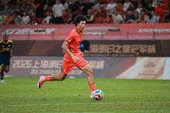 足球报评赵松源入选国足：青少年快速崛起，多重模式展现新生