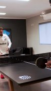 水平如何？NBA球星巴特勒造访桑托斯俱乐部，与内马尔打乒乓球