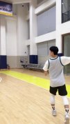 请谁上身？徐杰晒在中线勾手打板命中超远三分的视频：我不是