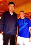 媒体人：即使是1.96米&136公斤的壮汉 在姚明身边依然会像个孩