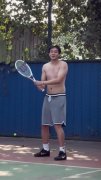 丁彦雨航打网球：练了三个月 感觉网球还挺简单的！