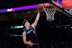 热记：拉松是唯一不可交易的球员 他的续约合同触发了交易冻结