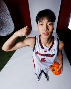 直男角度？路易斯维尔大学社媒晒张博源及队友搞怪定妆照