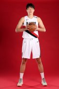 开拓者官博晒出杨瀚森定妆照：第二个NBA赛季即将开启