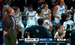 火气上来了！海耶斯拽倒奥贡鲍尔后者反击 两人都吃到恶意犯规