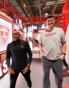 老队友重逢！姚明与“老猫” 莫布里参观中国澳门NBA展馆