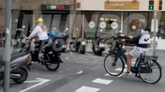 世体：德容继续缺席本轮西甲联赛，训练之余陪妻子和孩子骑自