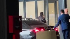 <b>迪马社媒晒加拉塔萨雷高层抵达米兰照，将直接</b>